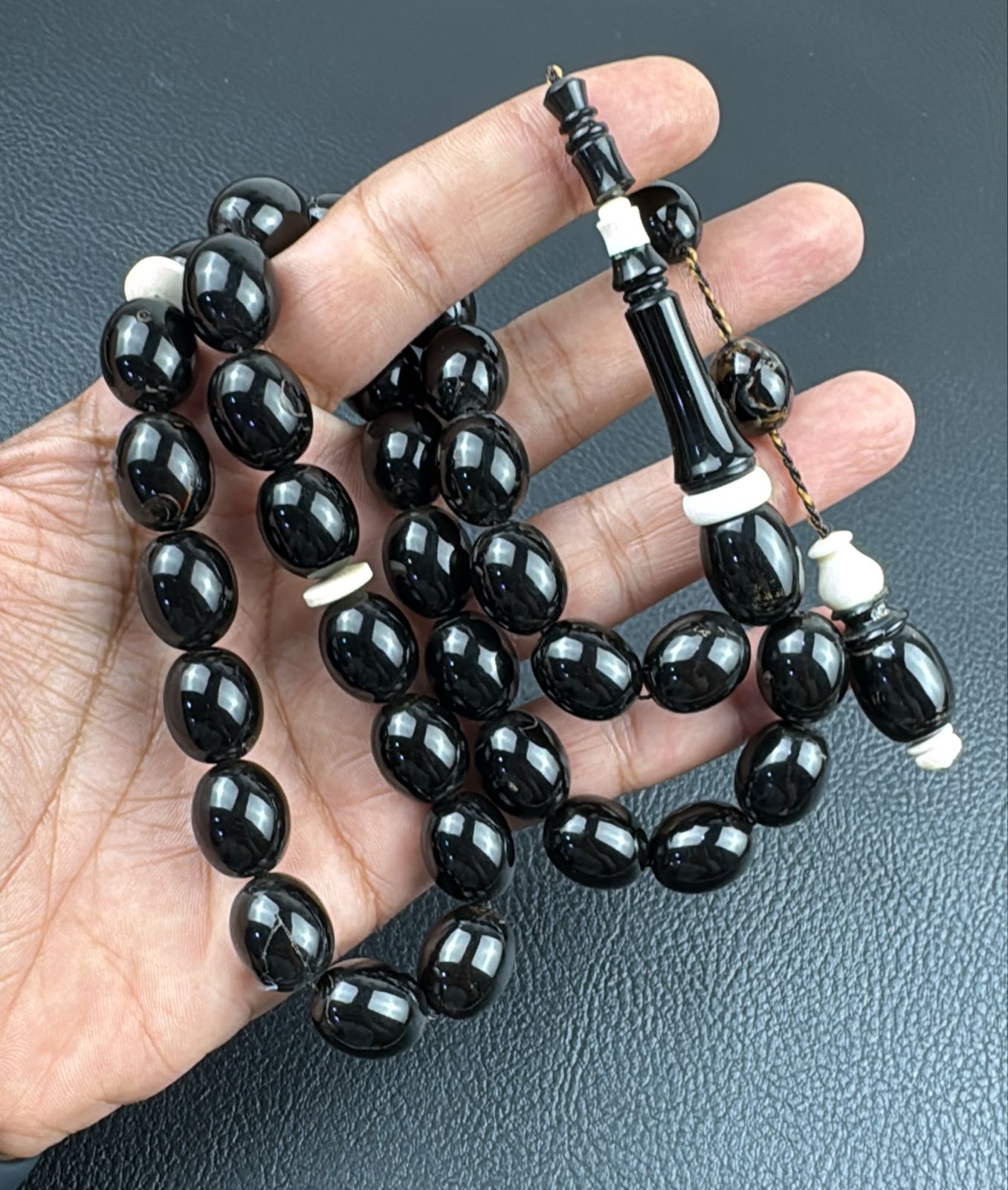 مسباح مرجان اسود طبيعي معشق بالعاج (يسر)